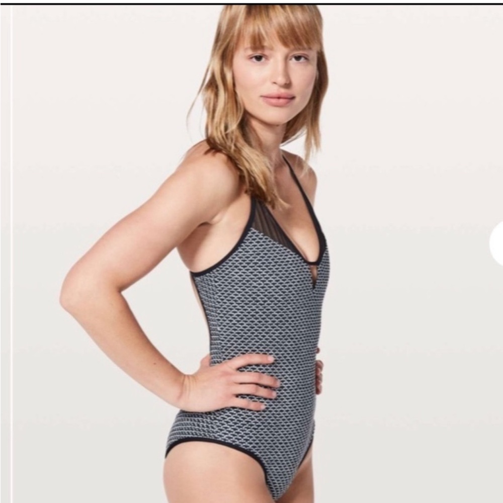 NWT Lululemon Wave Wanderer Monochromatic Black One Piece SZ 4
